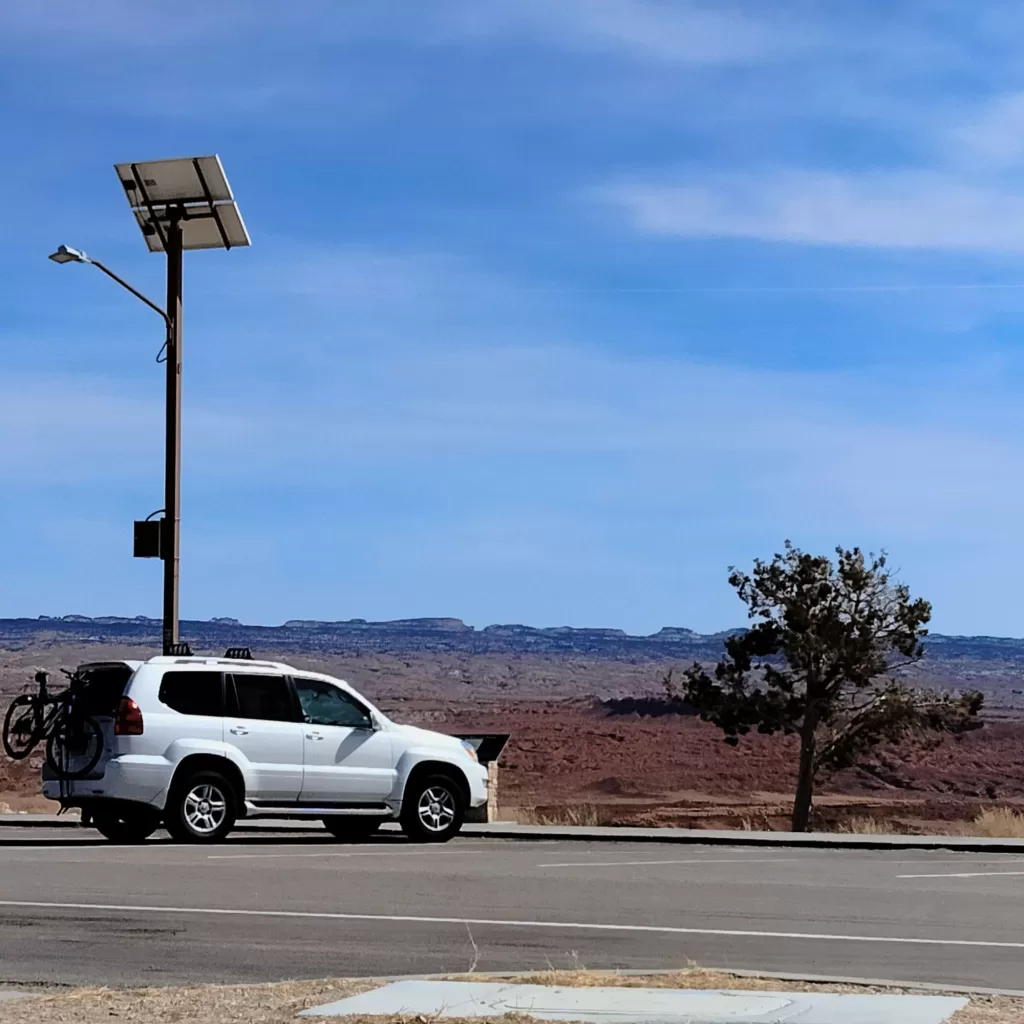 car parked in utah rocks observation point