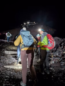 We climbed Mount Fuji, climbing in the dark